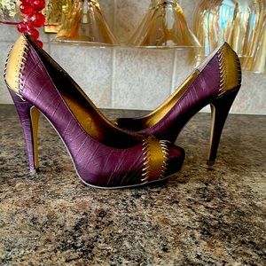 EUC classy, purple and gold, 5 inch heels
